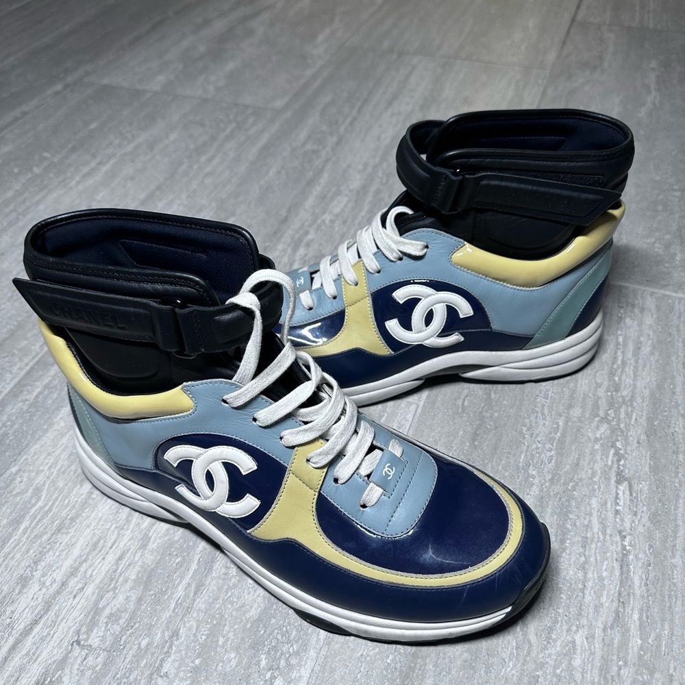Chanel CC High Top Trainer Yellow Navy Black Pre-Owned
SIZE 11-11,5 EUR 44,5-45
